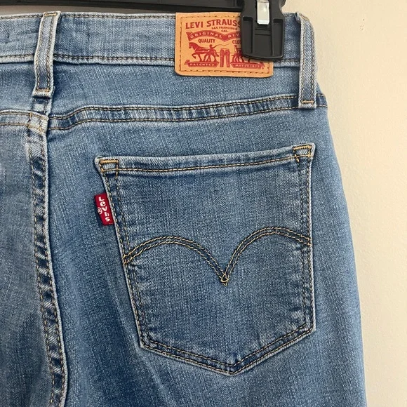 Levi's Light Blue Women's Skinny Jeans - Picture 6 of 11